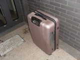 Porzucona walizka na ul. Śmiechowskiej w Wejherowie