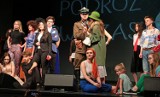 Młodzież z Wąbrzeźna wystawiła na scenie teatru w Grudziądzu spektakl "Modowa podróż w czasie" [zdjęcia]