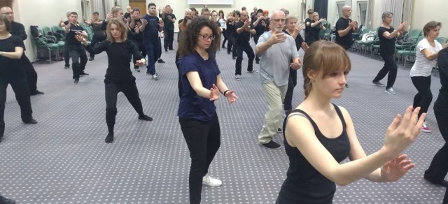 Kurs Tai Chi dla początkujących

Tai Chi to starochińska forma aktywności ruchowej praktykowana wsp&oacute;łcześnie przez miliony ludzi na całym świecie, by zr&oacute;wnoważyć ciało, oddech i umysł. U podstaw jest to sztuka walki, obecnie traktowana gł&oacute;wnie jako doskonałe narzędzie do poprawy zdrowia, odprężenia ciała i umysłu.

Nowe grupy początkujące ruszają od 15 września, jednak bezpłatne treningi zapoznawcze będą odbywać się do końca września.

KIEDY:
22 października (piątek) 20-21:30
GDZIE:
ulica płk. Stanisława Więckowskiego 35