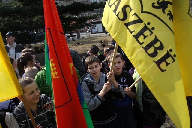 Jeżeli ktoś całe życie spędza na Kaszubach powinien być świadomym mieszkańcem tego terenu i się z nim identyfikować, powinien potrafić wyrażać się i opisywać ten region w języku integralnie z nim związanym - mówi Łukasz Grzędzicki, prezes Zrzeszenia Kaszubsko - Pomorskiego,

Na przykład na totalnie równą taflę morza albo jeziora po kaszubsku mówi się glada, a w języku polskim nie ma słowa, które oddawałoby to znaczenie. 

Podczas tegorocznego Dyktanda Kaszubskiego teksty poświęcone były krajobrazom właśnie po to, aby ludzie zwrócili uwagę na opisy przyrody po kaszubsku, bo w nich najbardziej wychodzi piękno i esencja tego języka. 

CZYTAJ TAKŻE: Trójmiasto przyznaje się do kaszubskich korzeni.