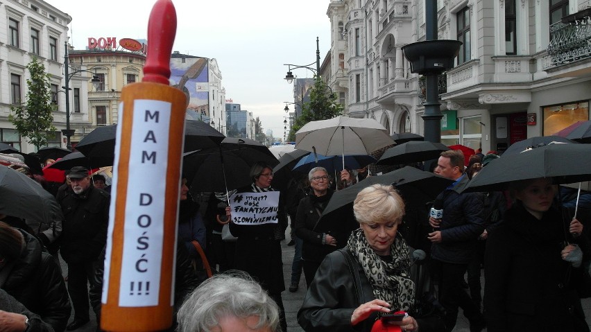 Czarny protest w Łodzi. Manifestacja na Piotrkowskiej [ZDJĘCIA, FILM]