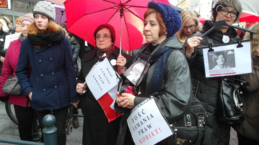 Czarny protest w Łodzi. Manifestacja na Piotrkowskiej [ZDJĘCIA, FILM]