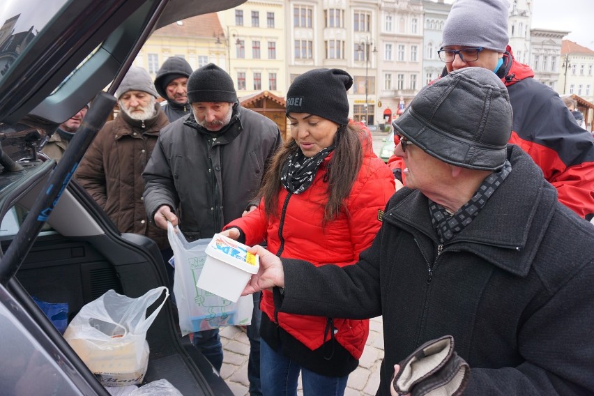 "Ciepło serca w słoiku" na Starym Rynku. Wielkanocna akcja pomocy bezdomnym [zdjęcia, wideo] 