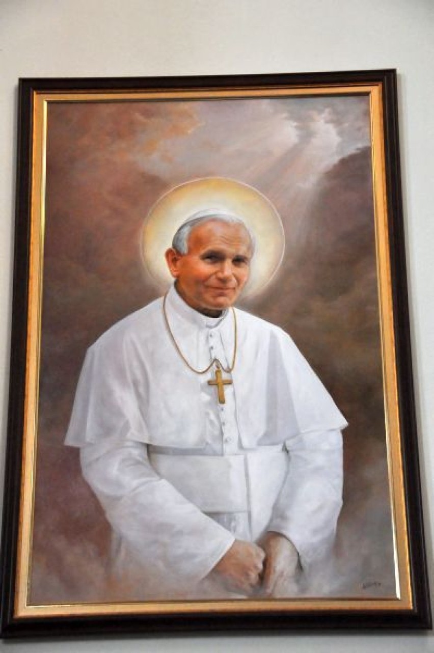 Obraz papieża w prezbiterium