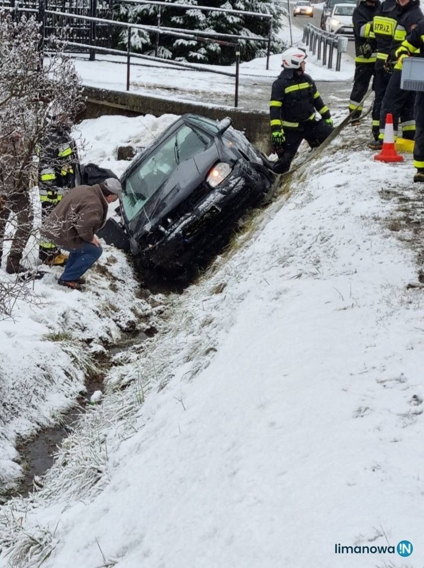 By wydobyć z rowu rozbite auto strażacy wykorzystali maszynę budowlaną