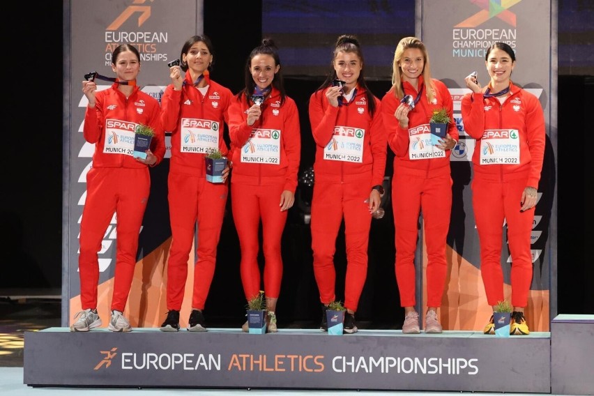 Anna Kiełbasińska (druga od lewej) z SKLA Sopot to biegaczka...