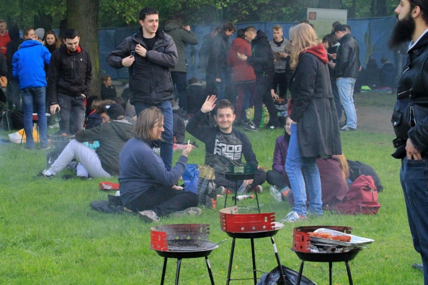 Warto wybrać kiełbasę z rusztu zamiast z patyka. Grill jest...