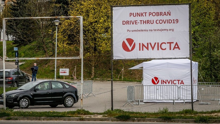 Gdańsk: Nowy punkt pobrań drve thru. Invicta uruchomiła stanowisko do wykonywania wymazów w ramach odpłatnych badań na obecność koronawirusa
