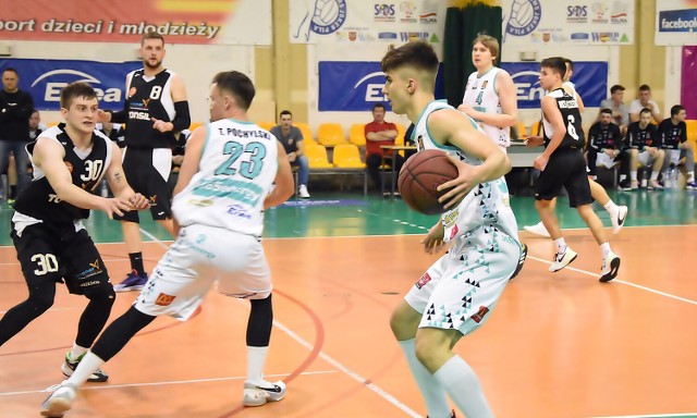 Koszykarze Basketu Piła - Powiat Pilski przegrali w ze Spójnią w Stargardzie, notując drugą już porażkę w rozgrywkach III ligi