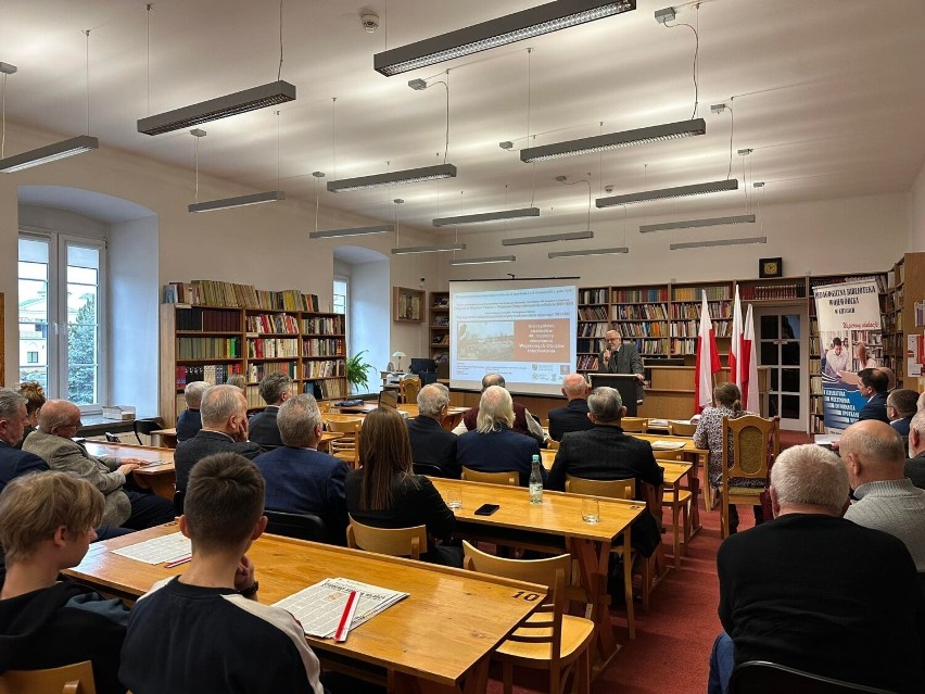 W czytelni Pedagogicznej Biblioteki Wojewódzkiej w Kielcach...