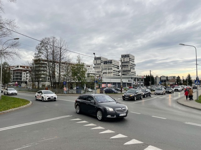 Na os. Słocina przybywa nowych bloków. Przez ul. Paderewskiego przejeżdżają setki samochodów. Tworzą się kilkukilometrowe korki. W tym miejscu ma powstać rondo