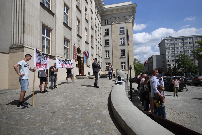 W piątek, 13 maja, pracownicy kolei urządzili protest pod...