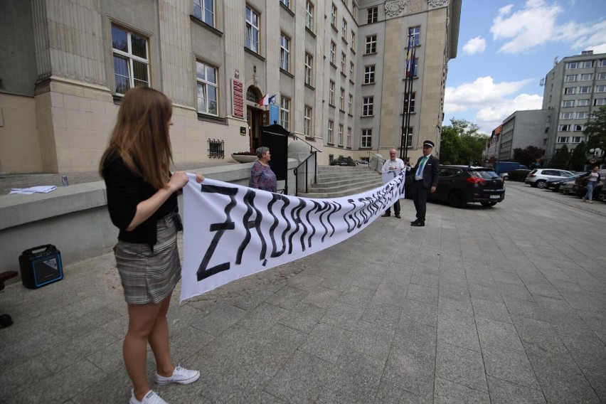 W piątek, 13 maja, pracownicy kolei urządzili protest pod...