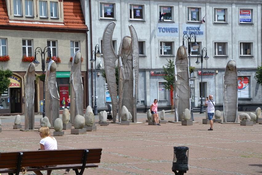 Na rynku w Żorach stanęły ogromne anioły. Czym jest ta instalacja? ZDJĘCIA