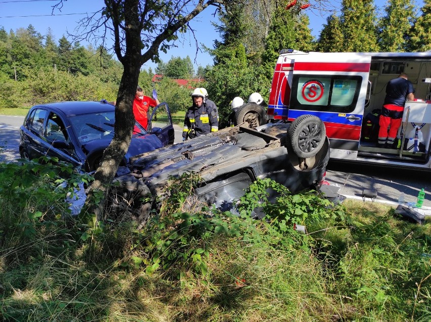 Lipnica Górna. Groźny wypadek drogowy. Po zderzeniu jeden z samochodów dachował. Są poszkodowani [ZDJĘCIA]