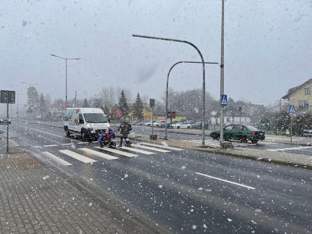 Piesi pokonujący przejście przez ul. Cieszyńską podczas dużego opadu śniegu.