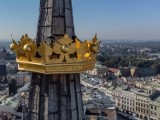 Kraków. Złocona korona królewska już w pełnej okazałości! Z wyższej wieży bazyliki Mariackiej zniknęło rusztowanie