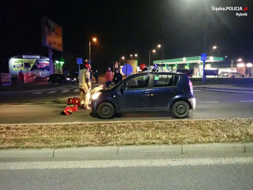 Wypadek w Rybniku. Na przejściu dla pieszych samochód potrącił kobietę. Ranna 33-latka trafiła do szpitala