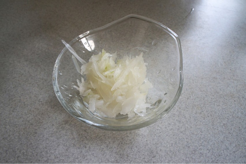 Do sałatki z kaszą bulgur dodaje się 1 średnią cebulę startą...