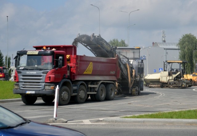 Na rondzie kozienickim drogowcy naprawiają nawierzchnię. Są korki na ulicach dojazdowych do ronda.