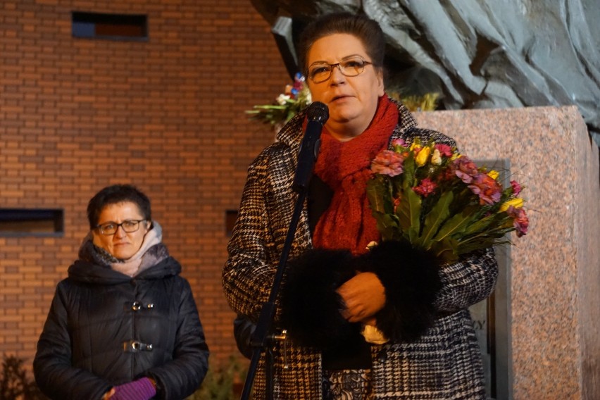 Międzynarodowy Strajk Kobiet pod pomnikiem Kazimierza Wielkiego w Bydgoszczy [zdjęcia, wideo]