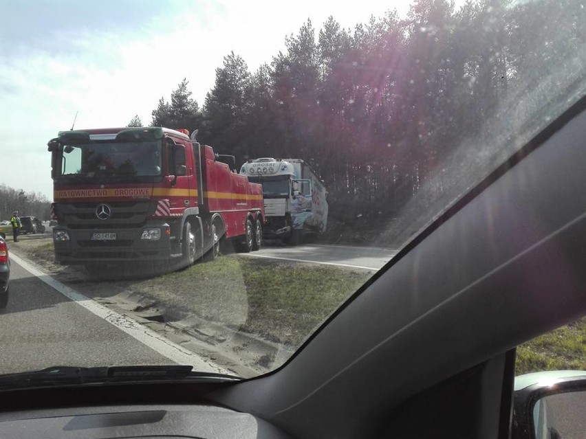 S1 w Dąbrowie Górniczej: Kierowca tira zasnął i zjechał do rowu [WIDEO]