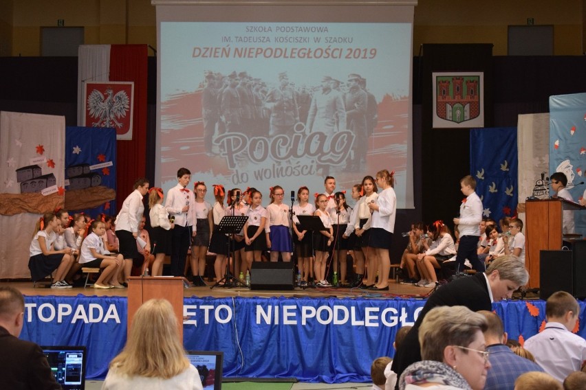 Akademia z okazji Święta Niepodległości w szkole w Szadku [zdjęcia]
