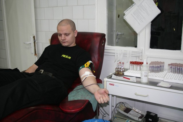 Na apel o krew odpowiedziało ponad 100 młodych policjantów. Fot. Krzysztof Panek