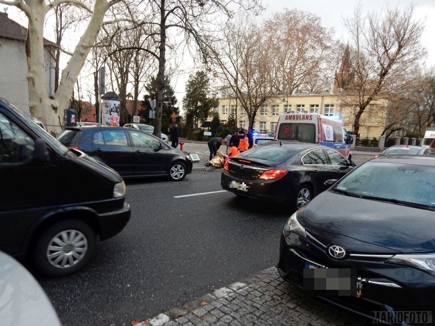 58-letnia kobieta wtargnęła na jezdnię na skrzyżowaniu ulic...