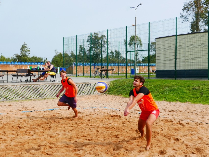 III Mistrzostwa Powiatu Żnińskiego w siatkówce plażowej [zdjęcia]