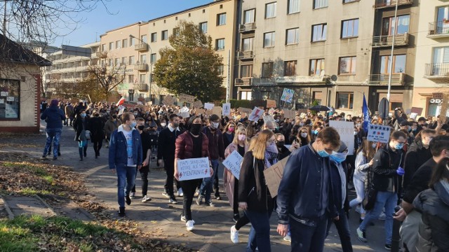 Nawet 8 lat więzienia ma grozić organizatorom protestów ws. wyroku Trybunału Konstytucyjnego. Tak wynika z pisma, które Prokurator Krajowy Bogdan Święczkowski rozesłał do podległych sobie jednostek, informuje onet.pl. 

Czytaj dalej na kolejnym slajdzie: kliknij strzałkę „w prawo", lub skorzystaj z niej na klawiaturze komputera.