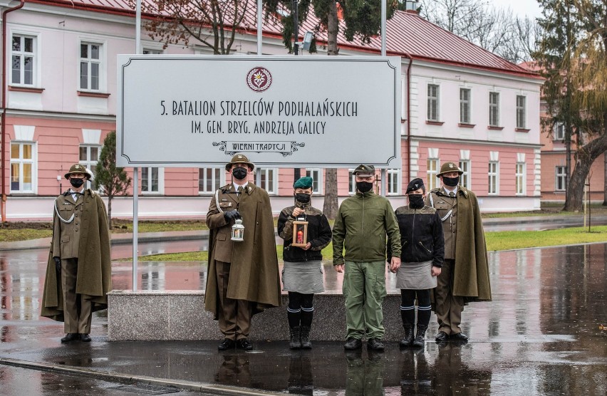 Przemyscy żołnierze i strażacy przyjęli Betlejemskie Światło Pokoju [ZDJĘCIA]