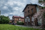 Ulica Armatnia, Warszawa. To tutaj znajdują się malownicze, nieco zapomniane kolejowe domki. Idealne miejsce dla spokojny spacer