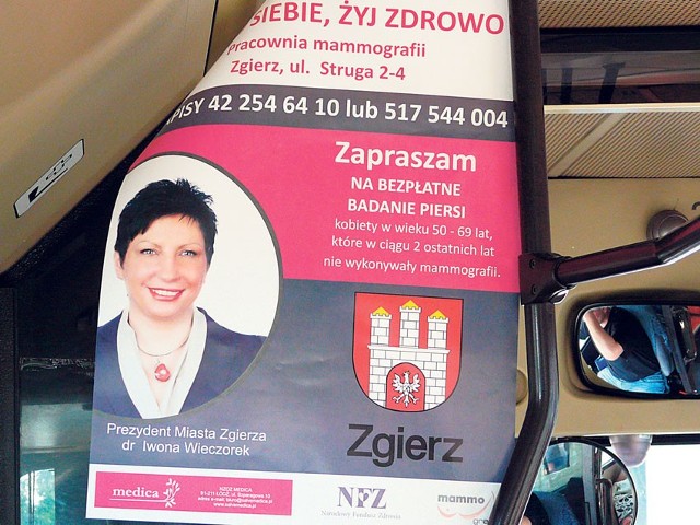 Plakaty z panią prezydent zawisły w zgierskich autobusach.