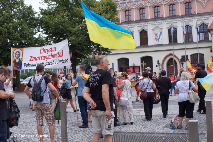 W Krakowie rozpoczęły się ŚDM, a "neony" z Ukrainy chodzą po Stargardzie [zdjęcia]