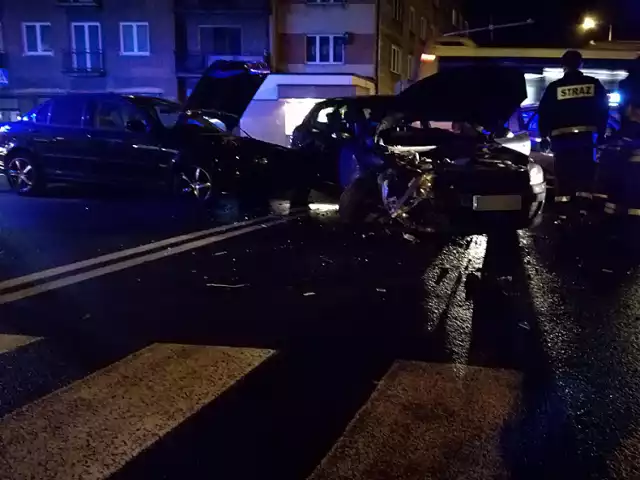 Zderzenie aut na skrzyżowaniu ulic Górnośląskiej i Staszica w Kaliszu