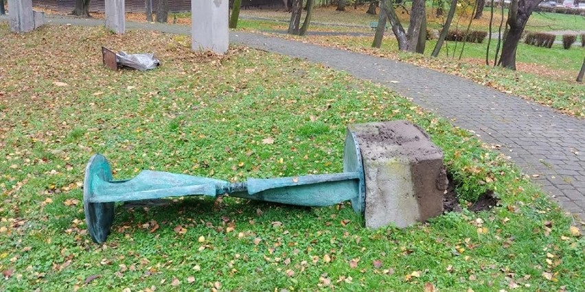 Kraków. Zniszczone rzeźby w parku Decjusza. Policja szuka sprawców