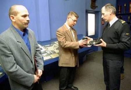 Piotr Borkowski i Jan Mittelstaedt odbierają dyplom z rąk komendanta Zbigniewa Aftyki