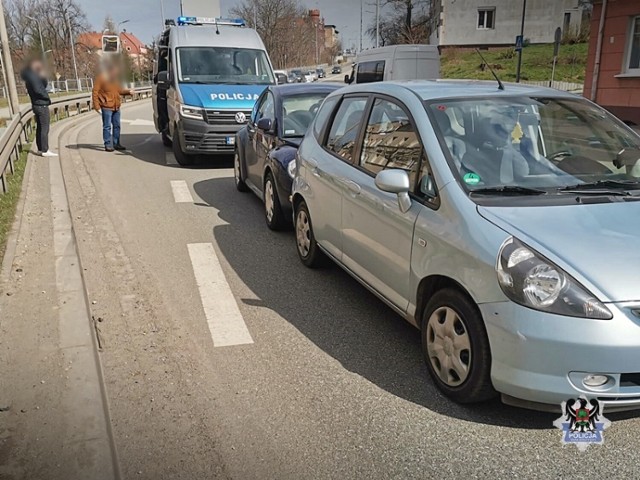 Dwie 19-latki zderzyły się autami na Szczawienku. Jedna osoba trafiła do szpitala