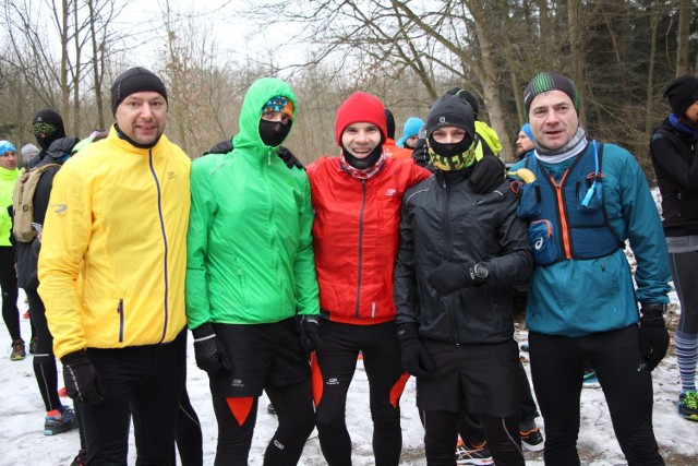 Czwarty i ostatni trening trasą zielonogórskiego ultramaratonu odbył się w niedzielę, 12 lutego. Zawodnicy do przebiegnięcia mieli 35 km. To było prawdziwe wyzwania z perspektywy kondycyjnej i mentalnej. Uczestnicy musieli uporać się również z trudnymi warunkami na trasie: temperaturą oscylującą w granicach -5 stopni Celsjusza oraz oblodzoną trasą. Ponadto odcinek cechował się sporym zróżnicowaniem: rozmaitymi ścieżkami, duktami leśnymi, a także ciągnącym się w nieskończoność wałem nadodrzańskim. Na trasie znalazł się również Przylep i os. Leśne w Zielonej Górze.