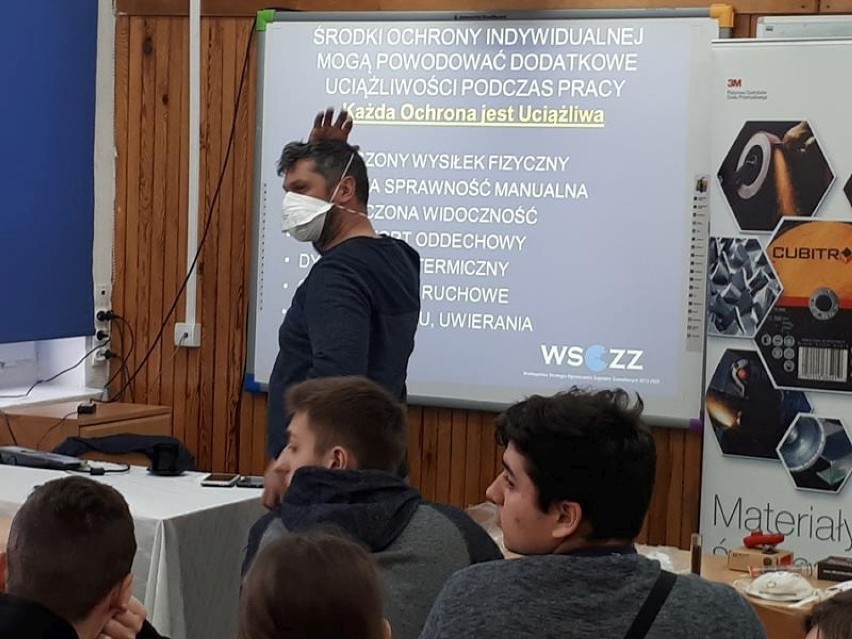 Uczniowie ZSP nr 5 w Inowrocławiu uczyli się jak używać maski przeciwgazowe i przeciwpyłowe [zdjęcia] 
