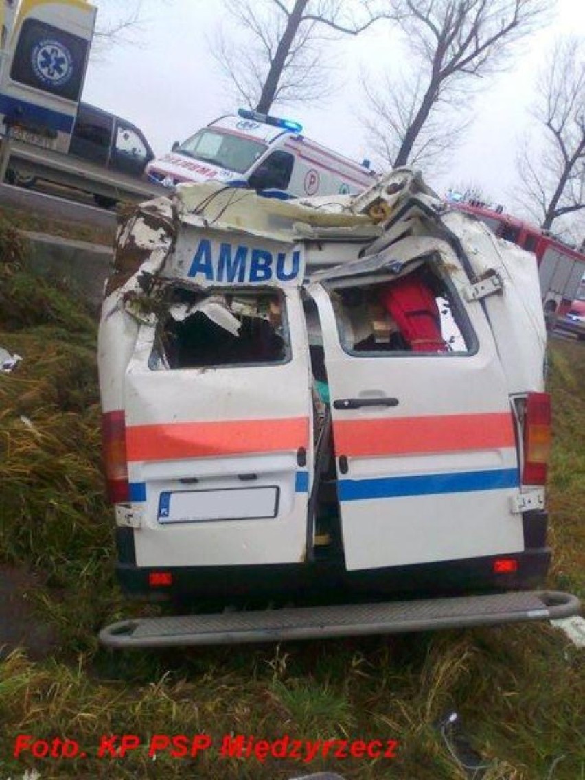 Wypadek w Chełmicku. Karetka  wjechała do rowu [ZDJĘCIA]