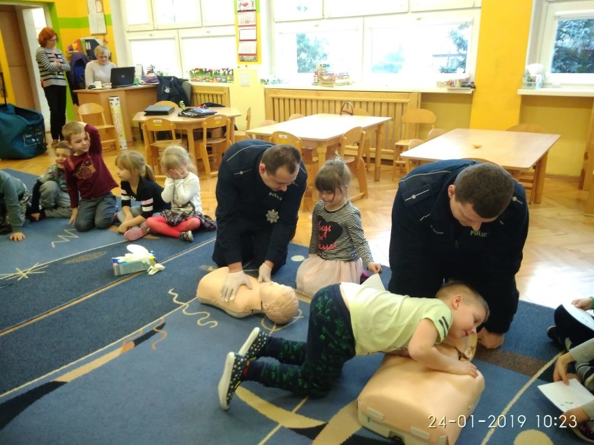 Dzielnicowi uczyli pierwszej pomocy przedszkolaków [ZDJĘCIA]