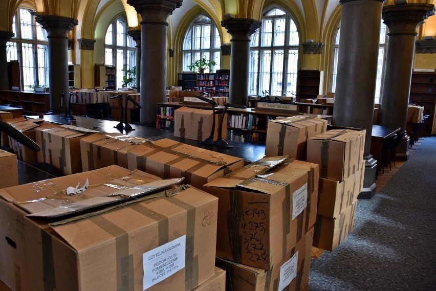 Wrocław. Z biblioteki przy ul. Szajnochy wywiozą aż 1 500 000 książek. Zobacz zdjęcia!