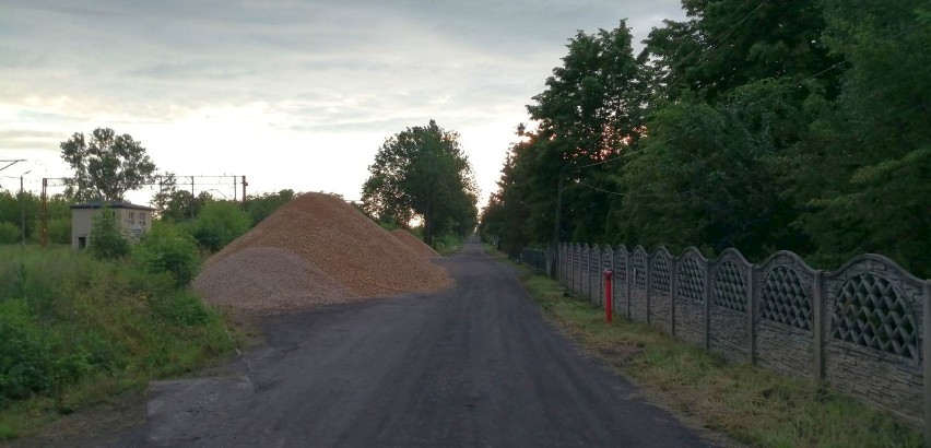 Ulica Torowa w Dąbrowie w przebudowie. Inwestycja na drodze przejętej od PKP kosztuje 2 mln zł ZDJĘCIA