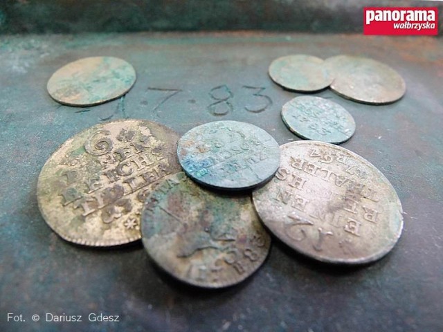 Pruskie monety z XVIII wieku znalezione w ruinach wyburzonego obiektu byłego Separatora w Wałbrzychu