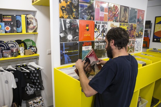 Przez 4 lata organizował najlepsze imprezy winylowe w Warszawie - Winyl Market, a od 3 również warszawską edycję święta niezależnych sklepów płytowych - Record Store Day. Przyszedł czas na kolejny krok. Maciek Kopeć - bo o nim mowa - postanowił iść za ciosem i otworzyć mały, klimatyczny sklepik z płytami winylowymi. Sklep urządził przy ul. Pięknej 3, na stanie ma ponad 3 tys. winyli. Jazz, muzykę elektroniczną, pop, rock, hip-hop czy soul i funk. Szczegóły i wideo w artykule poniżej.