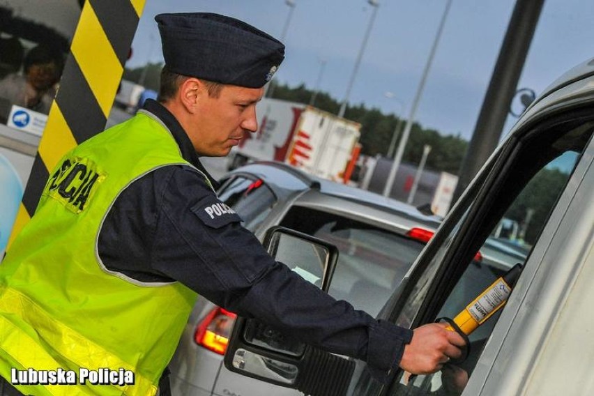 Policjanci przebadali 8 tys. kierowców na A2 pod kątem trzeźwości. Niestety, ale 9 z nich jechało na podwójnym gazie [ZDJĘCIA]