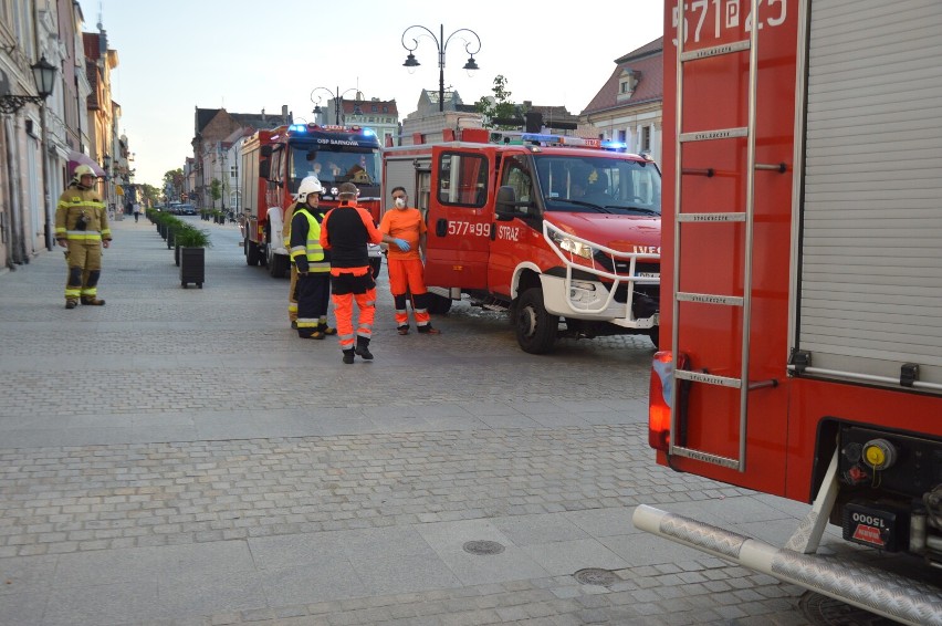 Pożar w kamienicy na rynku w Rawiczu. Konieczna była ewakuacja mieszkających tam uchodźców z Ukrainy [ZDJĘCIA]