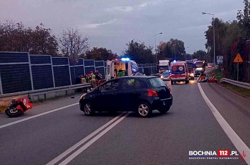 Wypadek w Bochni na DK 94, zderzyły się dwa motocykle, dwie osoby zostały ranne. Zobacz zdjęcia